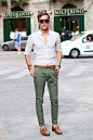 白衬衫+军绿色休闲裤，男人的时尚！