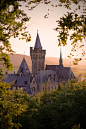 Schloss Wernigerode, Sachsen-Anhalt, Germany。德国萨克森 –安哈尔特州韦尼格罗德城堡。韦尼格罗德是德国中部城市，在哈茨山北麓、霍尔特默河（Holtemme）和齐利尔巴赫河（Zilierbach）汇流处。是闻名遐迩的哈茨地区古镇，当地的民居以色彩鲜艳的木屋结构为特点。韦尼格罗德城堡，德国最受欢迎的博物馆之一，城堡正面墙上的骨故事展现了19世纪斯多尔堡-韦尼格罗德奥托伯爵的谦恭礼让，还保留有皇帝画像和镶嵌房间，华丽的庆典厅，金碧辉煌的王室教堂。 #国外# #古镇# 