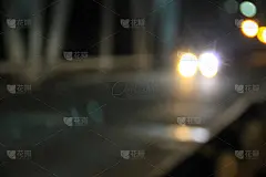 夜景模糊了车灯