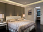 现代简约风格别墅三室一厅卧室床背景墙壁画灯具装修效果图
