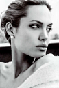 安吉丽娜·朱莉（Angelina Jolie，1975年6月4日－），美国好莱坞著名演员，社会活动家。毕业于美国纽约大学电影学系。采自Reaganlee