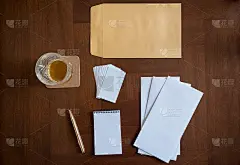 在一些空白纸旁边喝酒