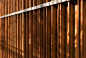 沿街临时围界空间 Chalearmnit 53 Site Hoarding / Archive Studio : Archive Studio ：委托为 Areeya房产集团设计展示区的临时入口空间，包括一个临时围墙和临时车行入口，Chalearmnit 53的外立面采用了一系列的格栅，打造出通透的半围合的沿街围界空间。