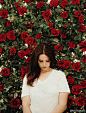 #LanaDelRey0621生日快乐# Lana Del Rey 31岁生日到啦！2012年发行首张专辑《Born To Die》出道，没有一丝流行乐坛的浮躁肤浅，抑郁唱腔低沉的嗓音，隆重肃穆，浪漫至极。她是浪漫激昂的绝世名伶，是盛放的玫瑰，浓烈美艳到极致，祝打雷生日快乐！！KLana Del Rey生日精选 ​​​​