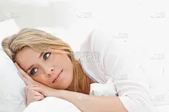 躺在床上的女人睁开眼睛，看着前方