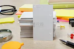 白色空白名片。办公室桌子用写字台套