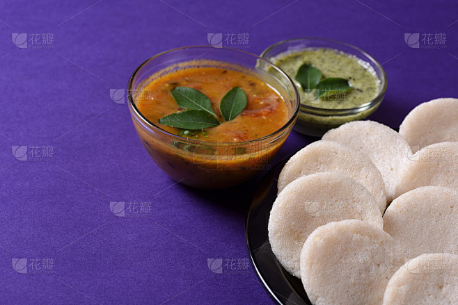 印度菜:南印度人最喜欢的食物rava Idli或小麦粉悠闲地或rava悠闲地，与印度酸辣酱和绿色酸辣