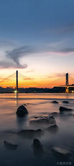 奔赴一场绮丽风光之约•当夕阳西下后，重庆码头瞬间换上一层神秘色彩，傍晚时分瞬间被霞光点燃。层层叠叠的云彩像被赋予了生命，被渲染成橙红、金黄、玫紫交织的绮丽画卷低低地压在天际，与错落有致的城市轮廓相映成趣。——重庆