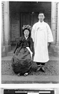韩国新娘的花冠，不大清楚这种术语叫什么，不过看着像是绒花的材质?看这些老照片挺有意思的，比如图三和四，当时新娘有一类就是简单的穿着赤古里，但可以看出裙子外面又罩一个透明的纱裙，很特别。 ​​​​