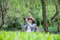 手拿单反相机摄影徒步旅行男生人物摄影图