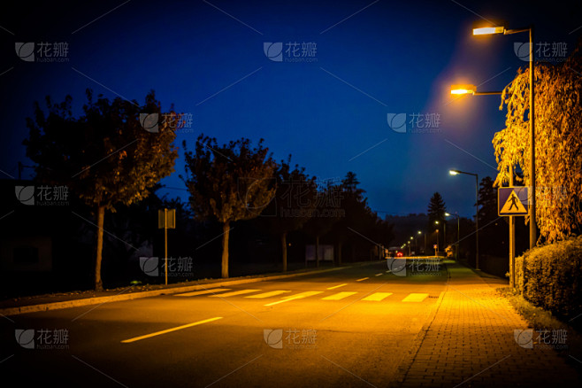 夜晚,无人,城镇,街道,紧迫,天空,水平画幅,郊区,市区路,砖墙