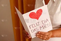 妈妈阅读葡萄牙语的母亲节礼品卡(Feliz Dia das Mães)。