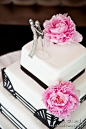 巧妙的利用黑色能给婚礼带来高雅的情调哦，例如这款婚礼蛋糕...搭配的就很好 - 微幸福 - 幸福婚嫁网