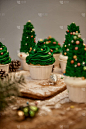 选择重点装饰圣诞树杯蛋糕与甜奶油和云杉圆锥放在桌上
