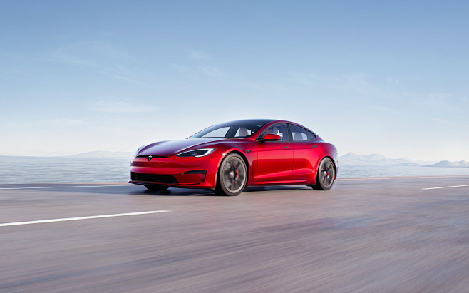 红色 Model S 加速行驶在河边公路...