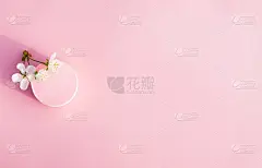 粉色背景上的彩色化妆海绵