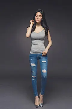 美女壁纸，愿漂泊的人都有酒喝，愿孤独的人都会唱歌