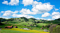 ID-947440-蓝天白云下的丘陵小镇景观高清大图
