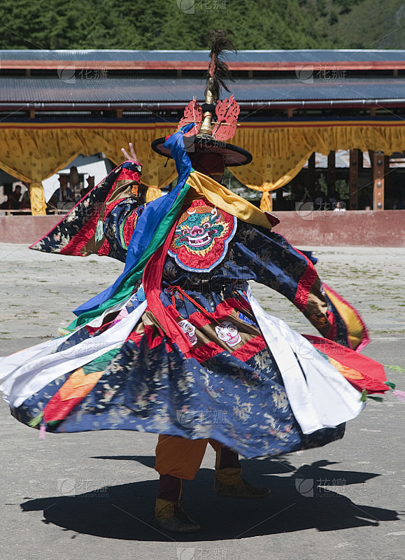 传统不丹节日中的服装舞者