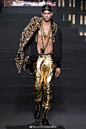 H&M x Moschino为何如此金碧辉煌瓦萨基 ​​​​