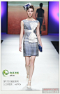    2013年10月28日，维斯凯·袁冰时装发布会在北京饭店金色大厅隆重启幕。

　　发布会主题为“Malaga的海边派对”。VISCAP始终保持着敏锐的时尚触觉，致力于运用最具创意的潮流元素，为都市新贵量体裁衣。不流于众的设计理念，哲学思辨的视觉艺术，使袁冰以令人耳目一新的设计创新，实现了欧式风尚和立体裁剪的完美融合。

　　本次VISCAP专场发布，依旧深究版型，以极具建筑感的欧美大廓形融合精致修身的立体裁剪，尝试一种视觉上的改良试验。同时，设计师强调不同风格间的碰撞与对话，用多彩轻盈的海岸风，调和