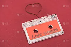 近距离观看录音磁带与字母爱情歌曲和心形符号制成的磁带孤立上的红色，情人节的概念