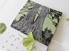 万物流转，四季变幻的过程是从冰皮始解，波色乍明，到杂花生树，落叶萎地。

#转发赠书# 来自美国插画家妮基·麦克卢尔，一本用刻刀刻出来的绘本《收集雨滴》。这是讲述时间流逝的书，用134幅春夏秋冬的插画讲述四季，充满了天真从容的生活感。随书附赠美丽的日历《收集四季》～

冬天的时候，一家人坐 ​​​​...展开全文c