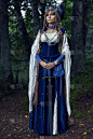穿着喜鹊服装的瓦尔基里武士。维京时代斯堪的纳维亚妇女服装的造型。
