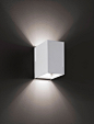 Laser, design by Studio Italia Design, 2004–2015 : Laser是一款四边形的紧凑灯具，具有建筑美感，广泛适用。喷漆钢材的结构，提供两种尺寸，三种不同的颜色，LED光源散发着双向的功能灯光，在墙壁上形成光影效果。