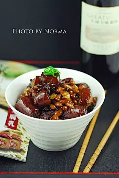 [红酒炖猪尾] 凡是菜式里面用到红酒，上桌时总会有那么一股浓郁的红酒香气，未尝其味先闻其香；再观其色，做红烧菜入红酒必定是色泽红醇诱人，厨房新手也能顺手拈来，只要记住尽量采用闷的火候，不要过多翻炒，就能留住红酒入菜带来的那份浓香。材料：猪尾 4根 ? 花生 适量 ? 红酒 适量 ? 黄酒 适量 ?老抽 1汤匙 ? ?姜 3片 ?八角 1.5个盐、糖、鸡精 适量做法：1、猪尾斩断成小块；2、冷水入黄酒将猪尾焯水，洗净备用；3、红衣花生洗净备用，准备八角和红酒；4、热锅入油，下姜......