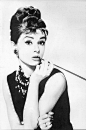 奥黛丽 赫本（Audrey Hepburn，1929年5月4日－1993年1月20日），英国女星，生于比利时布鲁塞尔，知名音乐剧与电影女演员，晚年曾任联合国儿童基金会（UNICEF）特使。 身为好莱坞最著名的女星之一，她以高雅的气质与有品味的穿着著称。生前主演的多部电影如《罗马假日》、《第凡內早餐》和《窈窕淑女》等至今仍为无数人眼中的经典。1999年，她被美国电影学会选为百年来最伟大的女演员第3名。