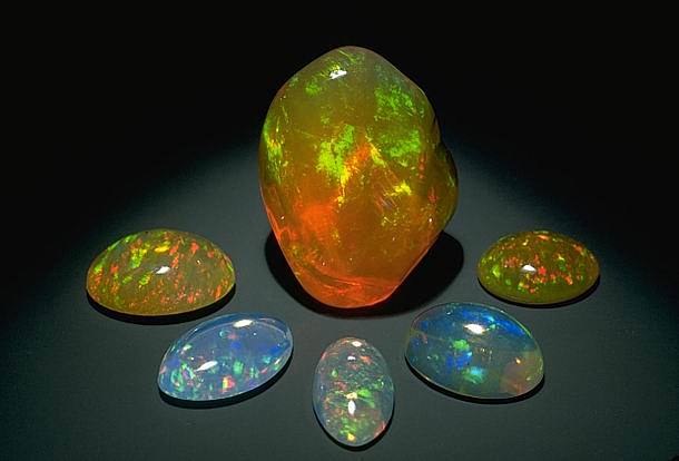 【欧泊】：英文为Opal，源于拉丁文Op...