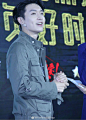 张艺兴★[170504图片]170504求婚大作战见面会 这身装扮有点酷9P_张艺兴吧_百度贴吧