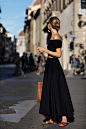 All black 的简约造型优雅迷人，露出纤细的锁骨和腰部能让你看起来更加显瘦。#欧美街拍##露肩##all black#