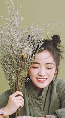 明星沈月手捧花微笑手机壁纸
