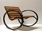 PANT摇椅采用碳钢框架，两个大大的椭圆钢圈既是扶手，又是摇椅的脚，座位和靠背采用木头做成。简洁、结实、大方，又不乏乐趣。