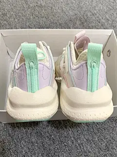为安踏这配色打call，是甜甜的泡泡糖味道～ : 运动选这双！回头率⌚️～ 鞋子敲轻，回弹力⬆️⬆️ 国产鞋越来越赞了 安踏霸道威峰--运动时候的不二之选～ #安踏   #安踏女鞋   #安踏霸道威峰   #鞋控の日常  #运动鞋  #国货