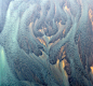 这些抽象而看似微观的图像实际上是冰岛30座活火山中一些火山边上河流的航空照片。摄影师 Andre Ermolaev真实地捕捉到了大自然色彩、图案和纹理的惊人组合。 ​​​​