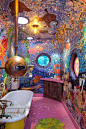 充满创意和艺术感的五彩斑斓的潜水艇浴室，位于巴西的“Gaudi's Beach House”高迪海滨别墅内，由一群疯狂的艺术家，自由发挥创作，将每一个房间都装饰成一个个梦幻的蓝色海底世界，安静、迷幻，沐浴的清爽海风，舒畅心底。
