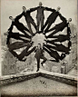 [摄影艺术:蒙骗眼睛的非技术而是人心] 剪刀加胶水是最原始的伪造照片的方式，图为一个屋顶上的男子将11个人举在肩上。（约1930年）William Mumler以双重曝光的方式拍摄出Murray先生和他逝去的亲人在一起。（1872年）阿瑟·柯南·道尔自认为是一个理性的人，一个科学家，他在爱丁堡大学获得了医学学位。作为福尔摩斯的创造者，他可以声称自己是科学探案的发明者。然而，当柯南·道尔看到一些拍摄于约克郡的仙女照片时，他确信，自己看到了仙女存在的科学证明。1920年，他为《海......
