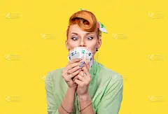 女孩的钱。特写红头发美丽的年轻女子相当兴奋惊讶贪婪的海报女郎绿色纽扣衬衫欧元现金看货币复古复古的50
