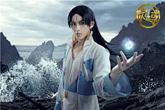 #灵域# 第三季的实力颜值担当：洛尘 官方Cos海报解锁啦！被@coser小梦 这凛冽的眼神电得晕头转向的，飘逸的长发，颀长的身姿，完美还原洛尘形象啊，手中的剑，刺我吧想知道cos的是谁？戳！P！V！L灵域 第3季 PV ​​​​