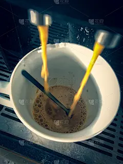 用全自动咖啡机冲出来的新鲜咖啡。