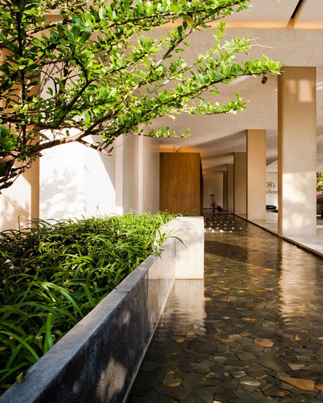 酒店大堂入口镜面水池