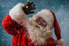 圣诞老人戴着太阳镜在北极户外跳舞