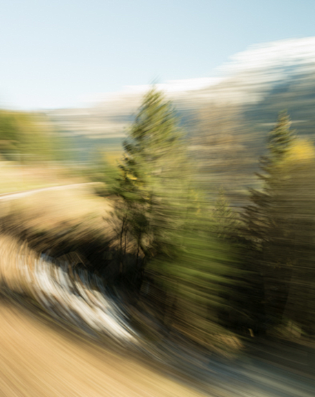 其中可能包括：a blurry phot...