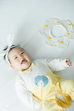 五个多月的菲比

摄影：洪小漩

出镜：菲比

难得休息日，带着菲比去太阳婆婆家拍了几张照。

见太阳婆婆用油画棒创作的几幅画和菲比着实有些搭，不用实在是可惜了。

五个半月的崽崽，8kg，67cm，一切尚可。

宝宝越长越大，也越来越像个表情包。

她已经冒出两颗白白的小牙，有点可爱。

果然，生女儿什么的，就是给自己生了个御用模特。