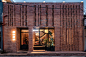 北京Nicha Tujia餐厅室内设计/Atelier A : Nicha在土家族方言中是“你好”的意思，是AtelierA最新项目的名称，这是一家土家族美食餐厅。其自然质朴的装饰特色是土家族的民族风格和艺术传统。 餐厅位于北京大栅栏六里场街和杨梅竹榭街的不起眼的交汇处。通过突出原建筑的红砖，建筑师设法使它在该地区的灰色建筑中引人注目，但又不突兀。 红砖在这栋建筑中被广泛使用，包括立面、墙壁和地板。为了保持原来的风貌，大多数旧砖被保存了下来。只添加了几个新的。...