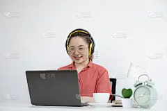 这名女商人正在与她的伴侣和秘书进行电话会议，该公司宣布，员工在家工作，以防止COVID-19的传播。