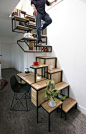 Mieke Meijer，荷兰设计师，最近设计了一个具有储物功能的室内楼梯，这个楼梯分两个部分，上部高低两排的悬浮镂空结构使其在具备储物功能的同时也方便行走，而下部由储物柜和办公桌组成。这样的设计方式在考虑楼梯自身功能的同时，也有效的利用了空间。